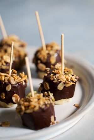 chocolate dipped bananas with granola2